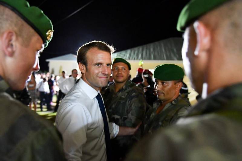 2017 Président Emmanuel Macron auprès des légionnaires - IRMA Le Président Emmanuel Macron, lors de son déplacement à Saint Martin (Antilles) suite à l'ouragan IRMA, en présence des légionnaires du 3REI